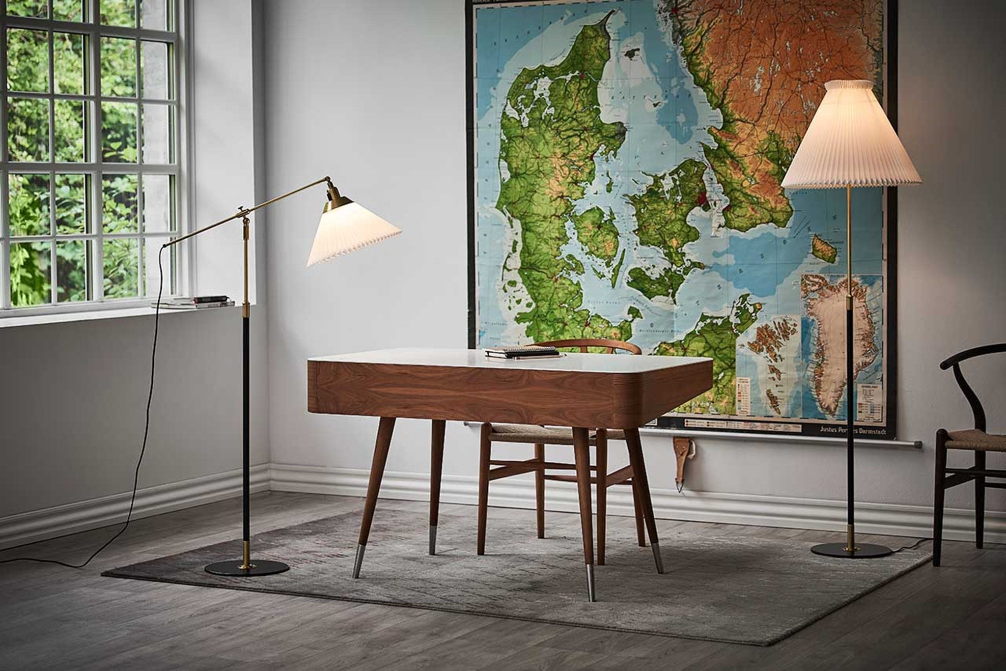 LeKlin349_floor_lamp_lifestyle2