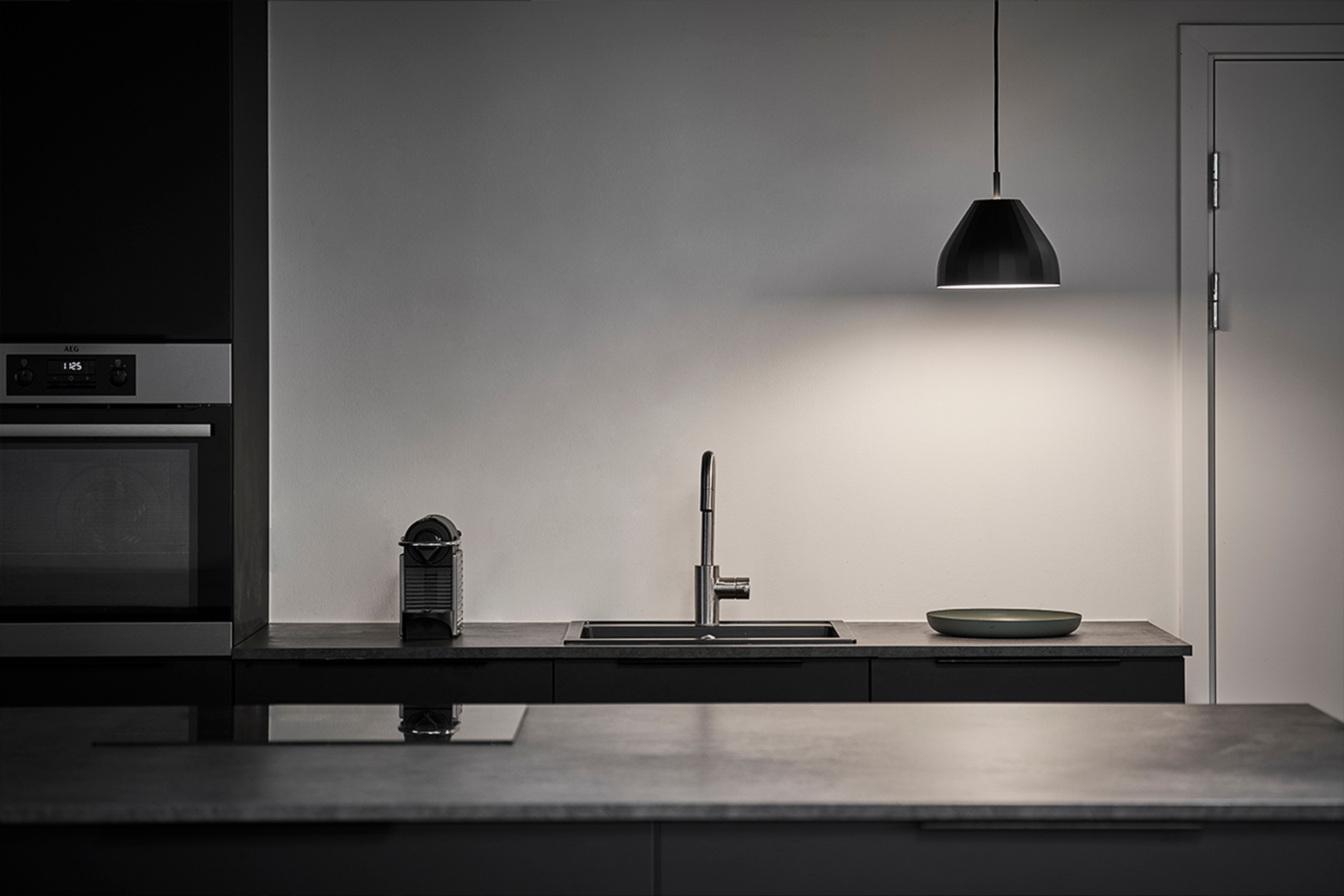 LeKlint140_Facet_pendant_black_lifestyle4