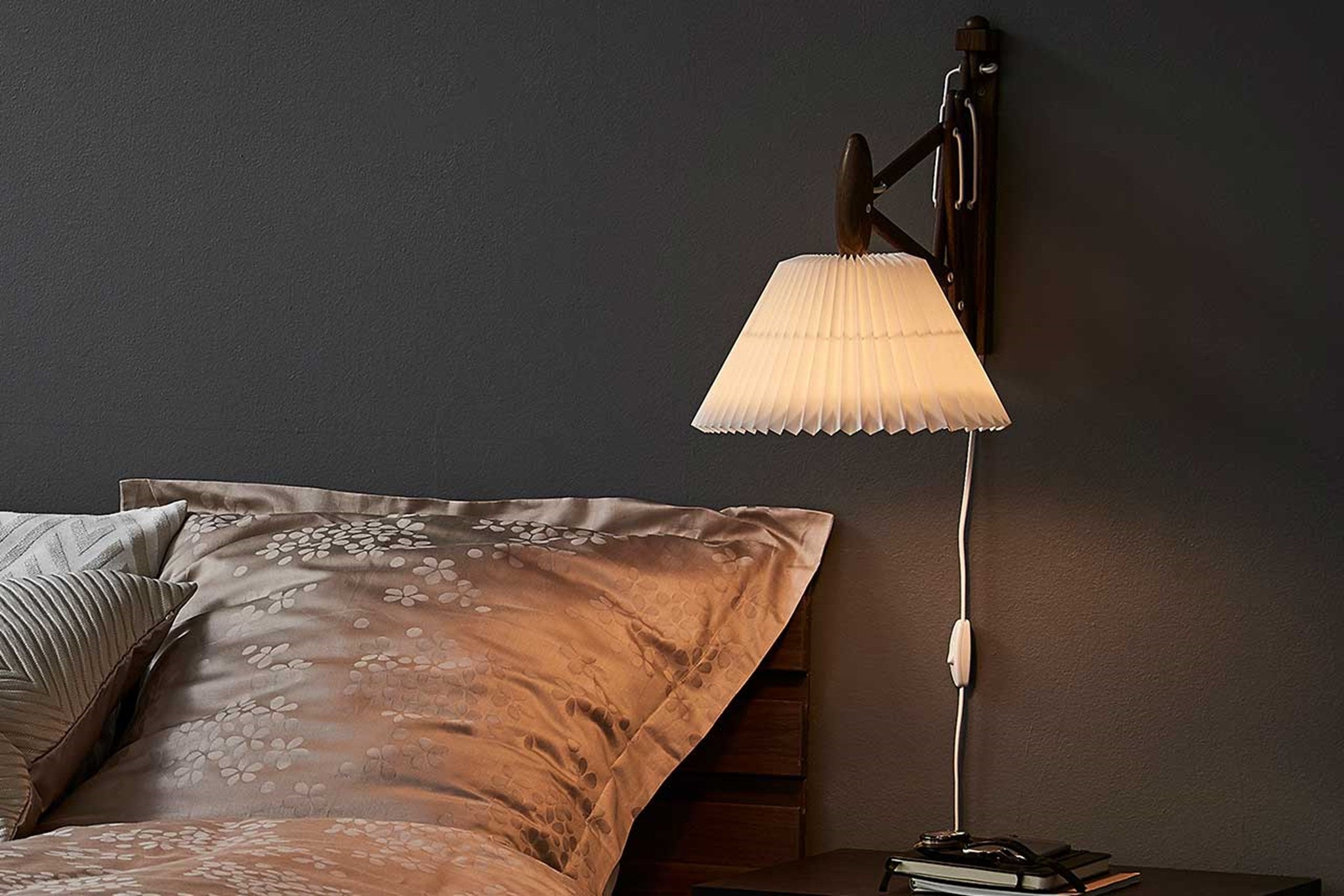 LeKlint223-2_Sax_wall_lamp_smokedoak_lifestyle1