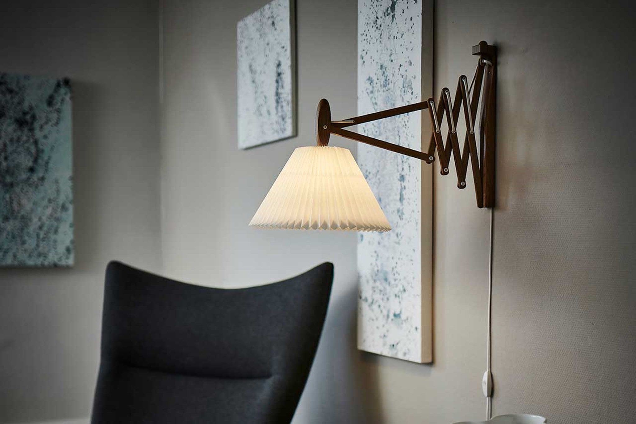 LeKlint233_Sax_wall_lamp_smokedoak_lampshade2_21_lifestyle1