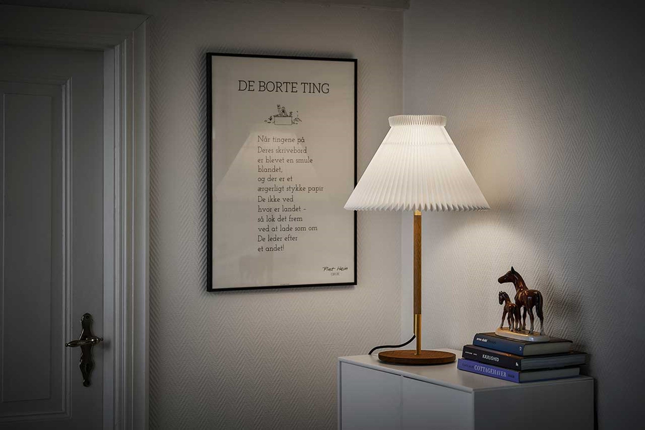 LeKlint328_table_lamp_lightoak_lifestyle5